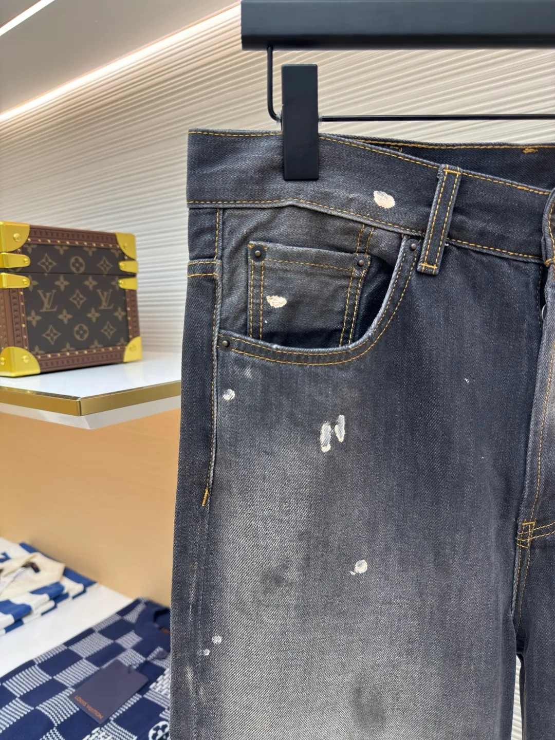 Acne Studios washed ink-splashed straight jeans ●Authentic product: Purchased and developed by 2859 ●Item number: 1680279-A75 ●Fabric: denim fabric ●Technology: Painting process ●Weight: about 780 grams ●Version: Fitted version ●Size: 30-31-32-33-34 ●Description: Made of denim fabric imported from Japan, which is characterized by high density and thick yarn, so it has strong wear resistance and tensile strength It also has softness. With the passage of time and frequent wearing, denim fabric will gradually become softer. After special dyeing and finishing processes to fit the body, denim fabric also has good color fastness and washability. It can withstand multiple washings without fading easily. The hand-painted ink splash design takes up to 30 minutes to paint a finished product. The daily output is limited. The work process is very cumbersome. After painting, it is washed and aged. It is an important process to give the denim fabric a retro and aged effect, showing a natural Uneven fading effect. Customized genuine leather label. Pink thread is used for marking the back pocket in details. The overall wiring is straight and delicate. The fabric is comfortable and soft. The color is consistent and no color difference. It can be matched with the same style to create a fashionable look and control various occasions. Customized accessories. Complete three labels. Same style for men and women!